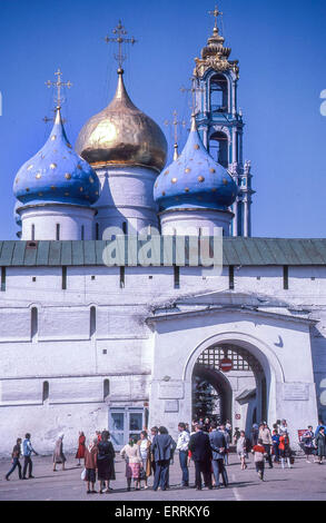 10 juin 1989 - Punta del Este, l'oblast de Moscou, Russie - l'hypothèse d'embarquement à l'ancien monastère de la Trinité de Saint Serge. Il s'élever au-dessus de l'oignon sont les dômes de la cathédrale de la Dormition (Cathédrale de l'Assomption) et le clocher. La Laure de la Trinité (monastère) de Saint Serge est le plus important monastère-forteresse russe et le centre spirituel de l'Eglise orthodoxe russe. Fondée au xive siècle par saint Serge de Radonezh, l'un des plus de l'Église fortement vénéré les saints, c'est 70 km (44 mi.) au nord-est de Moscou. Site du patrimoine mondial de l'UNESCO il est visité par beaucoup de flexibilite' Banque D'Images