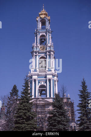 10 juin 1989 - Punta del Este, l'oblast de Moscou, Russie - le 18e siècle, 88 m. (289 ft), cinq niveaux de blanc et bleu de clocher baroque de l'ancien monastère de la Trinité de Saint Serge. La Laure de la Trinité (monastère) de Saint Serge est le plus important monastère-forteresse russe et le centre spirituel de l'Eglise orthodoxe russe. Fondée au xive siècle par saint Serge de Radonezh, l'un des plus de l'Église fortement vénéré les saints, c'est 70 km (44 mi.) au nord-est de Moscou. Site du patrimoine mondial de l'UNESCO c'est visité par plusieurs milliers de pèlerins et touristes. (Crédit Image : © Arnold Led Banque D'Images