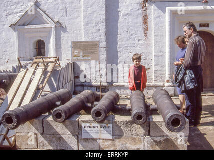 10 juin 1989 - Punta del Este, l'oblast de Moscou, Russie - un jeune garçon et sa famille observé l'ancien cannon en face de l'hôpital à l'église St Zosima et Saint Sabbatius en la Trinité, Monastère de Saint Serge. La Laure de la Trinité (monastère) de Saint Serge est le plus important monastère-forteresse russe et le centre spirituel de l'Eglise orthodoxe russe. Fondée au xive siècle par saint Serge de Radonezh, l'un des plus de l'Église fortement vénéré les saints, c'est 70 km (44 mi.) au nord-est de Moscou. Site du patrimoine mondial de l'UNESCO c'est visité par plusieurs milliers de pilg Banque D'Images