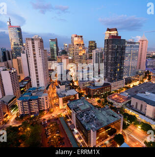 Eleveted, vue de la nuit de Makati, le quartier des affaires de Manille.