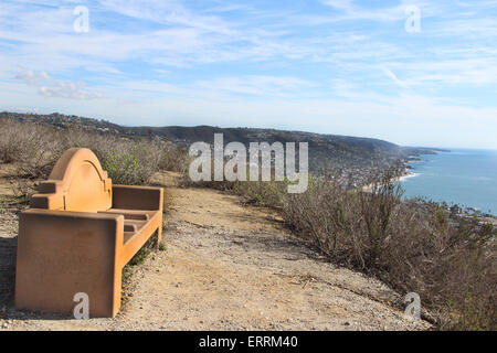 Un banc dédié à Sweaney qui surplombe la baie Emerald à Laguna Beach, Californie du Sud Banque D'Images