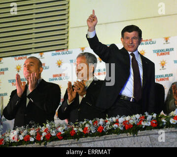 Ankara, Turquie. 7 juin, 2015. Le Premier ministre turc Ahmet Davutoglu (R) les gestes pour les partisans de la Justice et du développement (AKP) à Ankara, capitale de la Turquie, le 7 juin 2015. La perte de la majorité au parlement par le parti de la Justice et du développement (AKP) a ouvert la voie à un gouvernement de coalition ou d'un gouvernement minoritaire intérimaire qui doit prendre la nation à une élection anticipée, selon les analystes, le dimanche. © Mustafa Kaya/Xinhua/Alamy Live News Banque D'Images