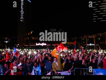 Ankara, Turquie. 7 juin, 2015. Le parti de la Justice et du développement (AKP) partisans célébrer plus les résultats de l'élection à Ankara, capitale de la Turquie, le 7 juin 2015. La perte de la majorité au parlement par le parti de la Justice et du développement (AKP) a ouvert la voie à un gouvernement de coalition ou d'un gouvernement minoritaire intérimaire qui doit prendre la nation à une élection anticipée, selon les analystes, le dimanche. © Zou Le/Xinhua/Alamy Live News Banque D'Images