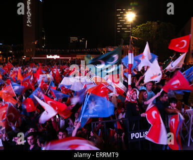 Ankara, Turquie. 7 juin, 2015. Le parti de la Justice et du développement (AKP) partisans célébrer plus les résultats de l'élection à Ankara, capitale de la Turquie, le 7 juin 2015. La perte de la majorité au parlement par le parti de la Justice et du développement (AKP) a ouvert la voie à un gouvernement de coalition ou d'un gouvernement minoritaire intérimaire qui doit prendre la nation à une élection anticipée, selon les analystes, le dimanche. © Zou Le/Xinhua/Alamy Live News Banque D'Images