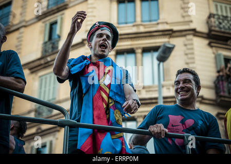 Barcelone, Catalogne, Espagne. 7 juin, 2015. FC Barcelone, le défenseur central MARC BARTRA danse sur le pont supérieur d'un bus panoramique pendant la parade de la victoire triple dans Barcelone Crédit : Matthias Rickenbach/ZUMA/ZUMAPRESS.com/Alamy fil Live News Banque D'Images