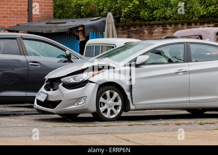 Voiture avec l'extrémité avant des dommages de collision - USA Banque D'Images