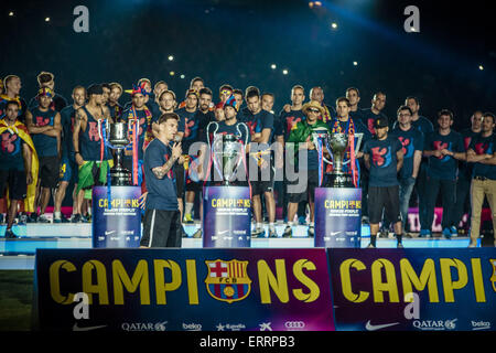 Barcelone, Catalogne, Espagne. 7 juin, 2015. L'avant du FC Barcelone Lionel Messi fournit un bref discours en face de ses coéquipiers au cours d'une cérémonie pour célébrer la victoire du 2e 'Triple' dans l'histoire du club au Camp Nou Crédit : Matthias Rickenbach/ZUMA/ZUMAPRESS.com/Alamy fil Live News Banque D'Images