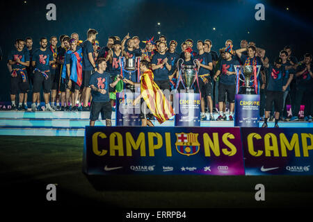 Barcelone, Catalogne, Espagne. 7 juin, 2015. L'avant du FC Barcelone Lionel Messi fournit un bref discours en face de ses coéquipiers au cours d'une cérémonie pour célébrer la victoire du 2e 'Triple' dans l'histoire du club au Camp Nou Crédit : Matthias Rickenbach/ZUMA/ZUMAPRESS.com/Alamy fil Live News Banque D'Images