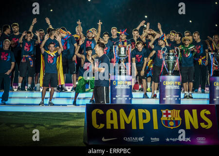 Barcelone, Catalogne, Espagne. 7 juin, 2015. L'avant du FC Barcelone Lionel Messi fournit un bref discours en face de ses coéquipiers au cours d'une cérémonie pour célébrer la victoire du 2e 'Triple' dans l'histoire du club au Camp Nou Crédit : Matthias Rickenbach/ZUMA/ZUMAPRESS.com/Alamy fil Live News Banque D'Images
