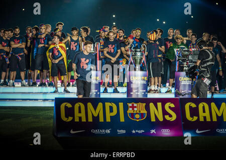 Barcelone, Catalogne, Espagne. 7 juin, 2015. L'avant du FC Barcelone Lionel Messi fournit un bref discours en face de ses coéquipiers au cours d'une cérémonie pour célébrer la victoire du 2e 'Triple' dans l'histoire du club au Camp Nou Crédit : Matthias Rickenbach/ZUMA/ZUMAPRESS.com/Alamy fil Live News Banque D'Images