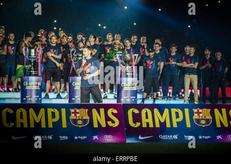 Barcelone, Catalogne, Espagne. 7 juin, 2015. L'avant du FC Barcelone Lionel Messi fournit un bref discours en face de ses coéquipiers au cours d'une cérémonie pour célébrer la victoire du 2e 'Triple' dans l'histoire du club au Camp Nou Crédit : Matthias Rickenbach/ZUMA/ZUMAPRESS.com/Alamy fil Live News Banque D'Images