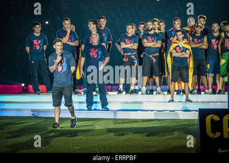 Barcelone, Catalogne, Espagne. 7 juin, 2015. L'avant du FC Barcelone Lionel Messi fournit un bref discours en face de ses coéquipiers au cours d'une cérémonie pour célébrer la victoire du 2e 'Triple' dans l'histoire du club au Camp Nou Crédit : Matthias Rickenbach/ZUMA/ZUMAPRESS.com/Alamy fil Live News Banque D'Images