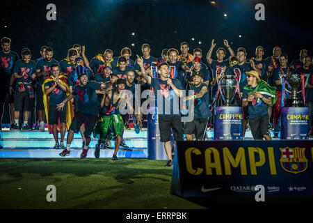 Barcelone, Catalogne, Espagne. 7 juin, 2015. L'avant du FC Barcelone Lionel Messi fournit un bref discours en face de ses coéquipiers au cours d'une cérémonie pour célébrer la victoire du 2e 'Triple' dans l'histoire du club au Camp Nou Crédit : Matthias Rickenbach/ZUMA/ZUMAPRESS.com/Alamy fil Live News Banque D'Images