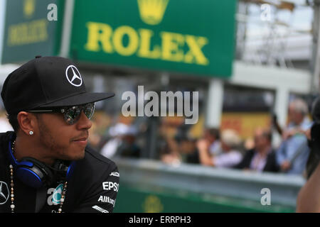 Montréal, Québec, Canada. 07Th Juin, 2015. Grand Prix de F1 du Canada. Mercedes AMG Petronas Lewis Hamilton pilote guide le paddock avant la course. © Plus Sport Action/Alamy Live News Banque D'Images