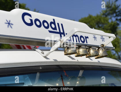 Old Westbury, New York, USA. 7 juin, 2015. Une bonne humeur Ford 1966 Camion de crème glacée, administré par Richard Blech, est à l'honneur dans le 50e rapport annuel de printemps Répondre Car Show parrainé par le grand New York Region d' Automobile Club d'Amérique. Le chariot est entièrement restauré, pleinement opérationnelle, et a les quatre cloches d'origine par le manufactored Belvin Frères. Plus de 1 000 meubles anciens, classique, et les voitures personnalisées a participé à la populaire Long Island vintage car show qui a eu lieu à l'historique Old Westbury Gardens. © Ann Parry/ZUMA/Alamy Fil Live News Banque D'Images