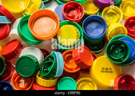 Bouchons en plastique colorés en fond blanc. Banque D'Images