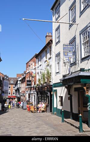 Les gens se reposent au terrasses des cafés le long de Butcher Row au printemps, Shrewsbury, Shropshire, Angleterre, Royaume-Uni, Europe de l'Ouest. Banque D'Images