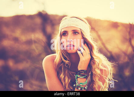 Style de mode, Portrait de belle jeune femme au coucher du soleil en contre-jour à l'extérieur. Les couleurs chaudes et ensoleillées doux. Banque D'Images