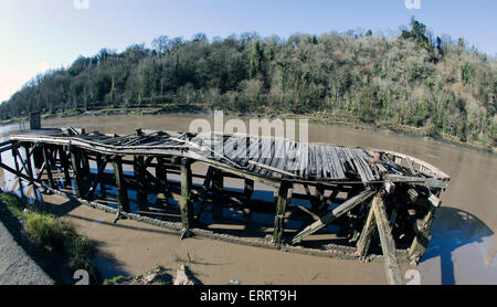 Quai en bois abandonné sur la rivière Avon, Bristol, Angleterre, Royaume-Uni. Banque D'Images
