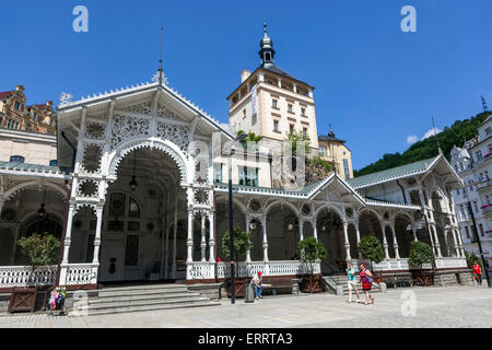 Karlovy Vary Lazenska colonnade rue avec de vieilles sources chaudes tchèques République Banque D'Images