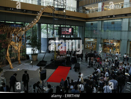 Tokyo, Japon. 8 juin, 2015. Photo prise le 8 juin 2015 montre la reconstitution d'un squelette Turiasaurus affichée à un aperçu de la prochaine 'Méga-dinosaures Exposition 2015 - Le mystère des dinosaures de plus en plus grandes dimensions" à Tokyo, Japon. L'exposition se tiendra du 18 juillet au 30 août au Makuhari Messe à Chiba. Credit : Stringer/Xinhua/Alamy Live News Banque D'Images