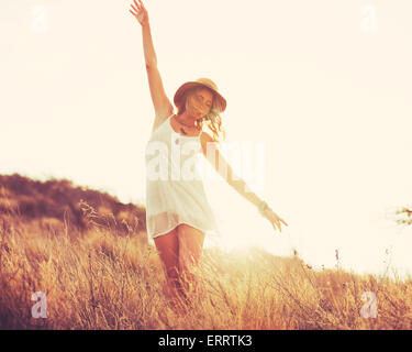 Fashion Portrait de jeune femme hippie au coucher du soleil, des couleurs style rétro Banque D'Images