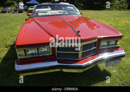 7 juin 2015 - Old Westbury, New York, États-Unis - un red 1975 Pontiac Grand Ville convertible est illustré à la 50e rencontre annuelle de printemps Car Show parrainé par le grand New York Region d' Automobile Club d'Amérique. Plus de 1 000 meubles anciens, classique, et les voitures personnalisées a participé à la populaire Long Island vintage car show qui a eu lieu à l'historique Old Westbury Gardens. (Crédit Image : © Ann Parry/Zuma sur le fil) Banque D'Images