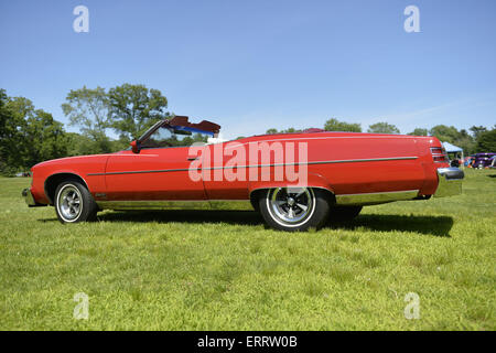 7 juin 2015 - Old Westbury, New York, États-Unis - un red 1975 Pontiac Grand Ville convertible est illustré à la 50e rencontre annuelle de printemps Car Show parrainé par le grand New York Region d' Automobile Club d'Amérique. Plus de 1 000 meubles anciens, classique, et les voitures personnalisées a participé à la populaire Long Island vintage car show qui a eu lieu à l'historique Old Westbury Gardens. (Crédit Image : © Ann Parry/Zuma sur le fil) Banque D'Images