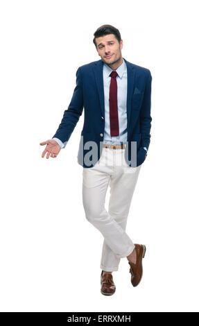 Full Length portrait of a handsome businessman haussant les épaules isolé sur fond blanc Banque D'Images