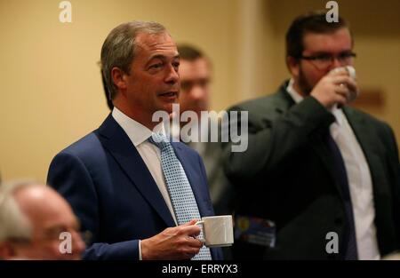 Chef du Parti indépendant britannique Nigel Farage a une tasse de thé tout en regardant Mark Reckless allocution lors de la Conférence du sud-est de l'UKIP 2015 au Jardins d'hiver à Eastbourne 6 Juin 2015 Banque D'Images