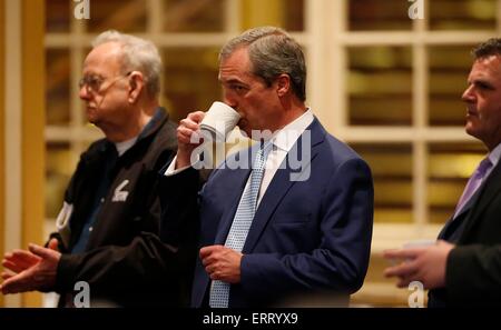 Chef du Parti indépendant britannique Nigel Farage a une tasse de thé tout en regardant Mark Reckless allocution lors de la Conférence du sud-est de l'UKIP 2015 au Jardins d'hiver à Eastbourne 6 Juin 2015 Banque D'Images