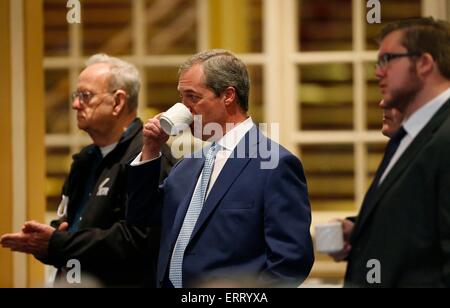 Chef du Parti indépendant britannique Nigel Farage a une tasse de thé tout en regardant Mark Reckless allocution lors de la Conférence du sud-est de l'UKIP 2015 au Jardins d'hiver à Eastbourne 6 Juin 2015 Banque D'Images