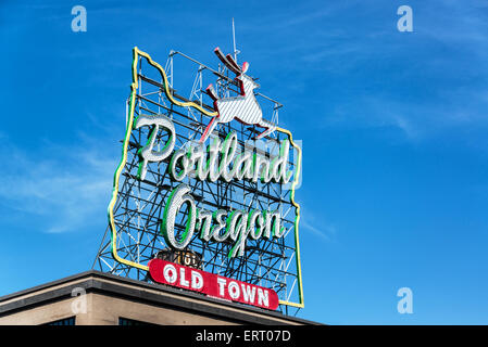 Portland, Oregon emblématique vieille ville signer avec un aperçu de l'Oregon et un cerf. Banque D'Images