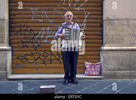 Un musicien ambulant jouant l'accordéon dans une rue calme près du Panthéon à Rome, Italie. Banque D'Images