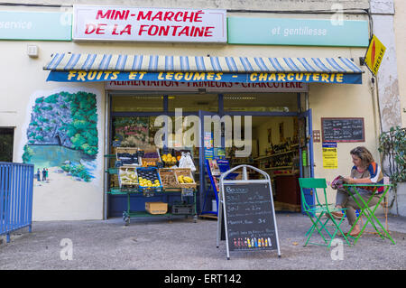 Shop dans la petite ville pittoresque de Fontaine de Vaucluse, Provence, France, Europe Banque D'Images