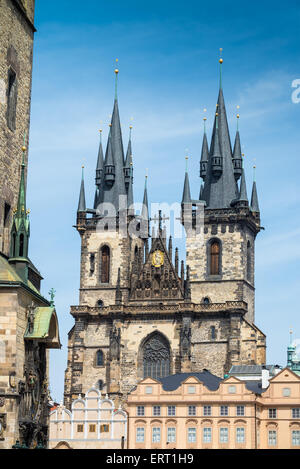 La place de la vieille ville, en face de l'église Notre Dame de Tyn avant Prague, République Tchèque, Europe Banque D'Images