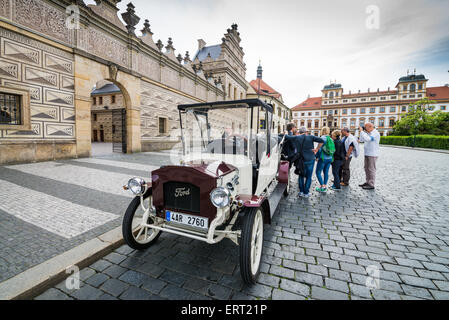 Praga Vintage voiture, le château de Prague, Hradcany, Hradcanske namesti, arrière-plan Toskansky palac, Prague, République Tchèque, Europe Banque D'Images