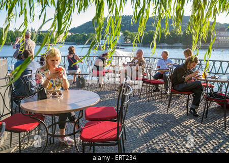 Restaurant Novotneho Lavka, le panorama de Prague, le Pont Charles, Prague, le château de Prague, République Tchèque, Europe Banque D'Images