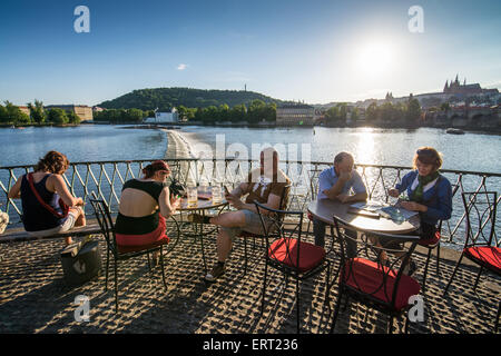 Restaurant Novotneho Lavka, le panorama de Prague, le Pont Charles, Prague, le château de Prague, République Tchèque, Europe Banque D'Images