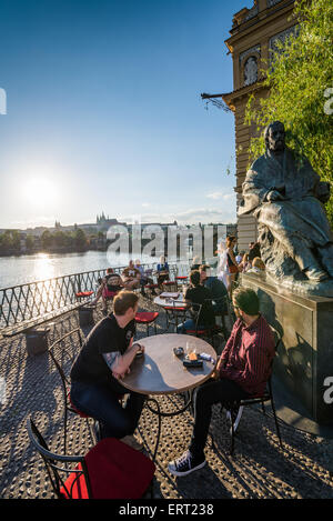 Restaurant Novotneho Lavka, le panorama de Prague, le Pont Charles, Prague, le château de Prague, République Tchèque, Europe Banque D'Images