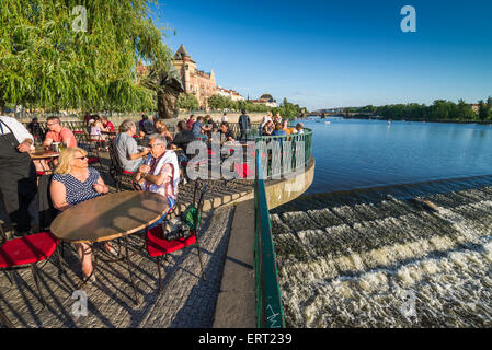 Restaurant Novotneho Lavka, le panorama de Prague, le Pont Charles, Prague, le château de Prague, République Tchèque, Europe Banque D'Images