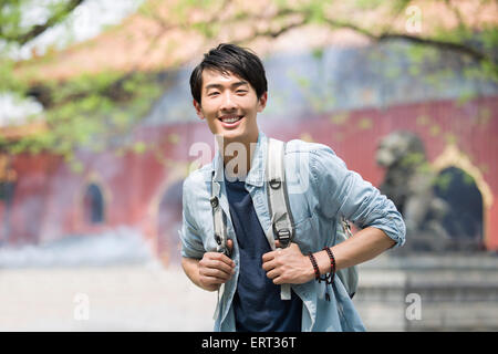 Jeune homme voyageant au Temple du Lama Banque D'Images