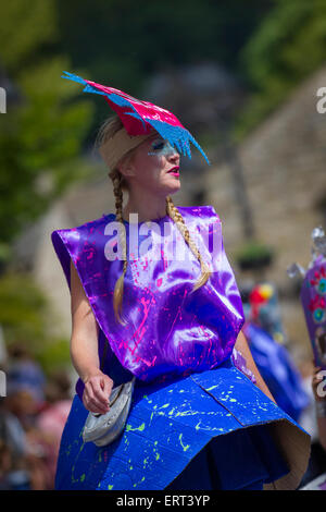 Calvaire, Yorkshire, 7 juin 2015. Costumes habillés Fancy au festival Hebden Bridge. Le 8e Hebden Bridge Handmade Parade sur le thème "Blowing in the Wind", l'art de la main. Un festival d'événements avec des artistes et des artistes qui créent un événement étonnant , une occasion pour jusqu'à 1000 personnes de danser dans les rues du pont Hebden, regardé par des milliers. Banque D'Images