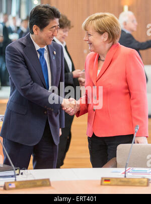 La chancelière allemande Angela Merkel accueille le premier ministre japonais Shinzo Abe à Elmau Castle à Elmau, Allemagne, 08 juin 2015, lors de la troisième session de la réunion du G7. Photo : Michael Kappeler/dpa Banque D'Images