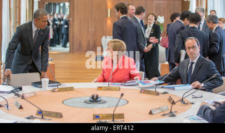 Château d'Elmau, en Allemagne. 8 juin, 2015. Garmisch-Partenkirchen, Allemagne. Le 08 juin, 2015. Elmau, Allemagne. Le 08 juin, 2015. Le président américain Barack Obama (L) La chancelière allemande Angela Merkel ne s'assoit à côté de président français François Hollande (R) au château d'Elmau Elmau en, Allemagne, 08 juin 2015, lors de la troisième session de la réunion du G7. Dpa : Crédit photo alliance/Alamy Live News Banque D'Images