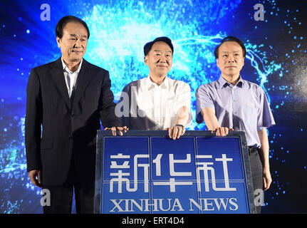 (150608) -- BEIJING, 8 juin 2015 (Xinhua) -- Jiang Jianguo (C), vice-chef du département de la publicité du Comité central du Parti communiste chinois (PCC) et également directeur du Conseil de l'Etat de l'information (SCIO) de Chine, Président de l'agence de presse Xinhua Cai Mingzhao (L) et rédacteur en chef de l'agence de presse Xinhua He Ping lancer la nouvelle version de l'app mobile news de Xinhua à Beijing, capitale de Chine, le 8 juin 2015. L'agence de presse Xinhua a lancé lundi une nouvelle version de son application de presse chinoise, marquant une étape clé dans l'actualité de l'agence visant à faire progresser l'intégration entre Banque D'Images