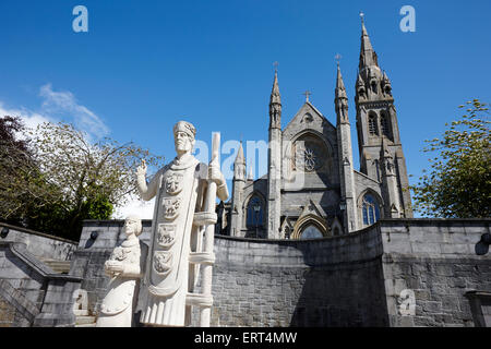 Statue de st macartan et prince cairbre en face de la cathédrale St macartans ville monaghan comté de Monaghan en république d'Irlande Banque D'Images