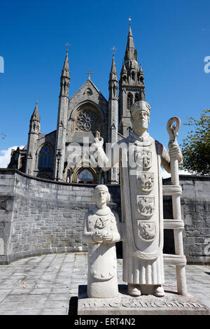 Statue de st macartan et prince cairbre en face de la cathédrale St macartans ville monaghan comté de Monaghan en république d'Irlande Banque D'Images