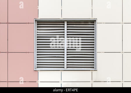 Grille de ventilation gris sur la fenêtre d'un bâtiment industriel moderne, fragment de façade Banque D'Images