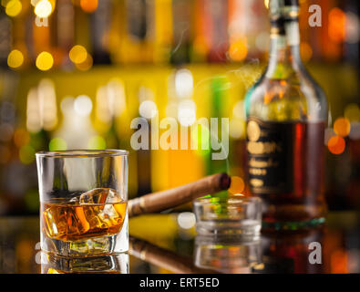 Verre de whisky avec des fumeurs de cigare et de clé de voiture sur le comptoir du bar. Notion de danger de l'alcool et la conduite automobile Banque D'Images